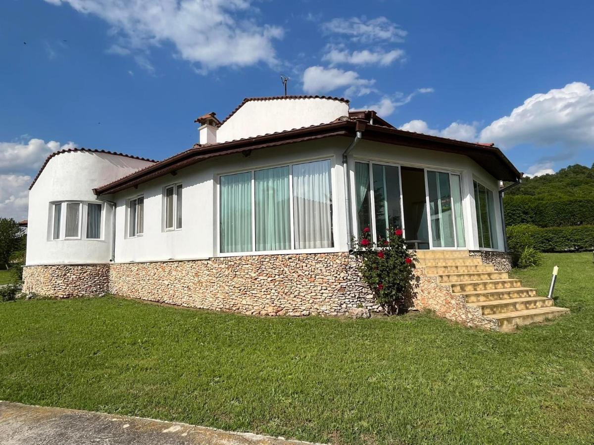 Приятна Къща За Почивка Караколев 2 Villa Obrochishte Bagian luar foto