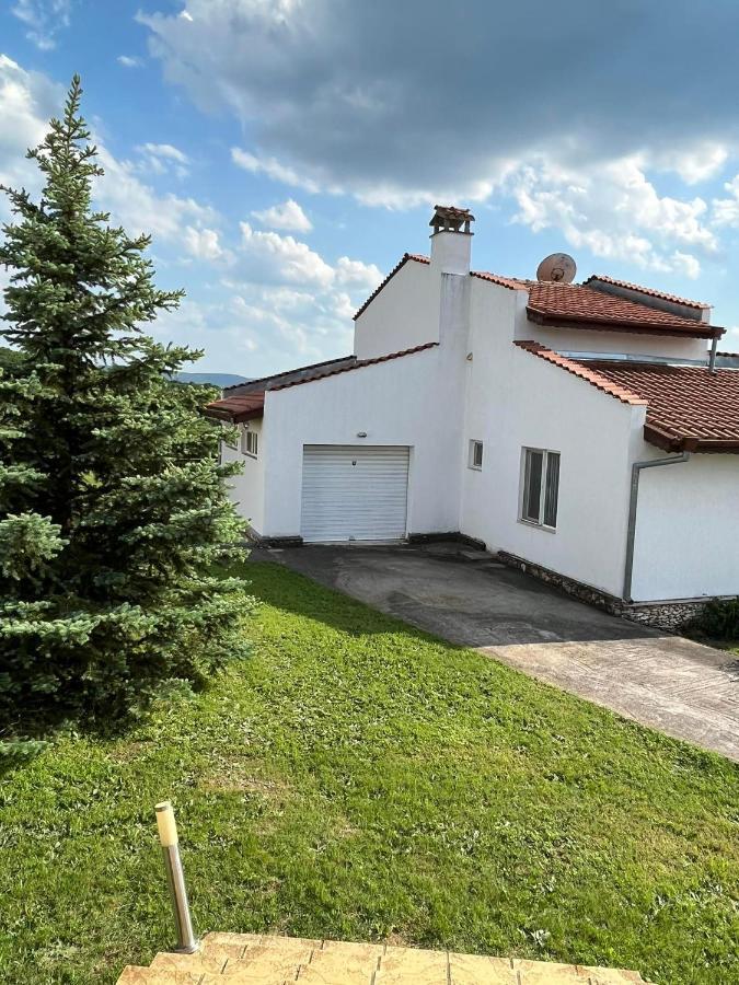 Приятна Къща За Почивка Караколев 2 Villa Obrochishte Bagian luar foto