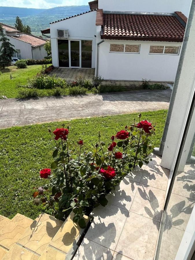 Приятна Къща За Почивка Караколев 2 Villa Obrochishte Bagian luar foto