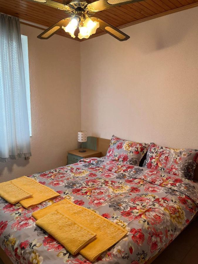 Приятна Къща За Почивка Караколев 2 Villa Obrochishte Bagian luar foto